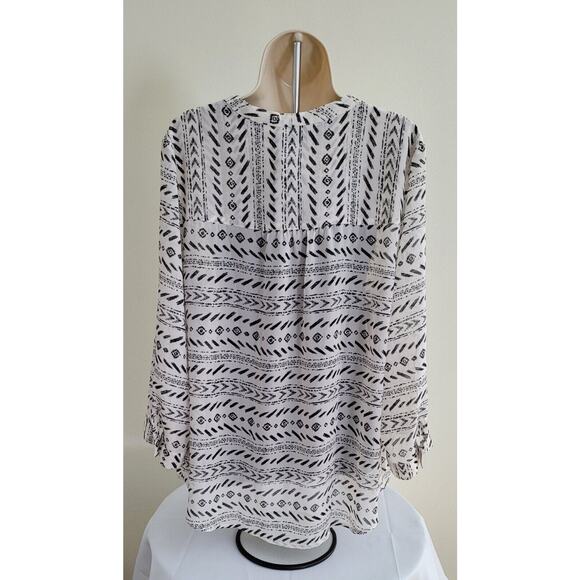 MAURICES Womens V-neck 3/4 sleeve Front pocket Graphic print Sheer Blouse-Sz 2X - Picture 4 of 7